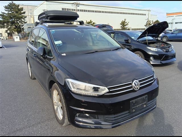 Volkswagen Touran — импорт авто из Японии, Стоянка